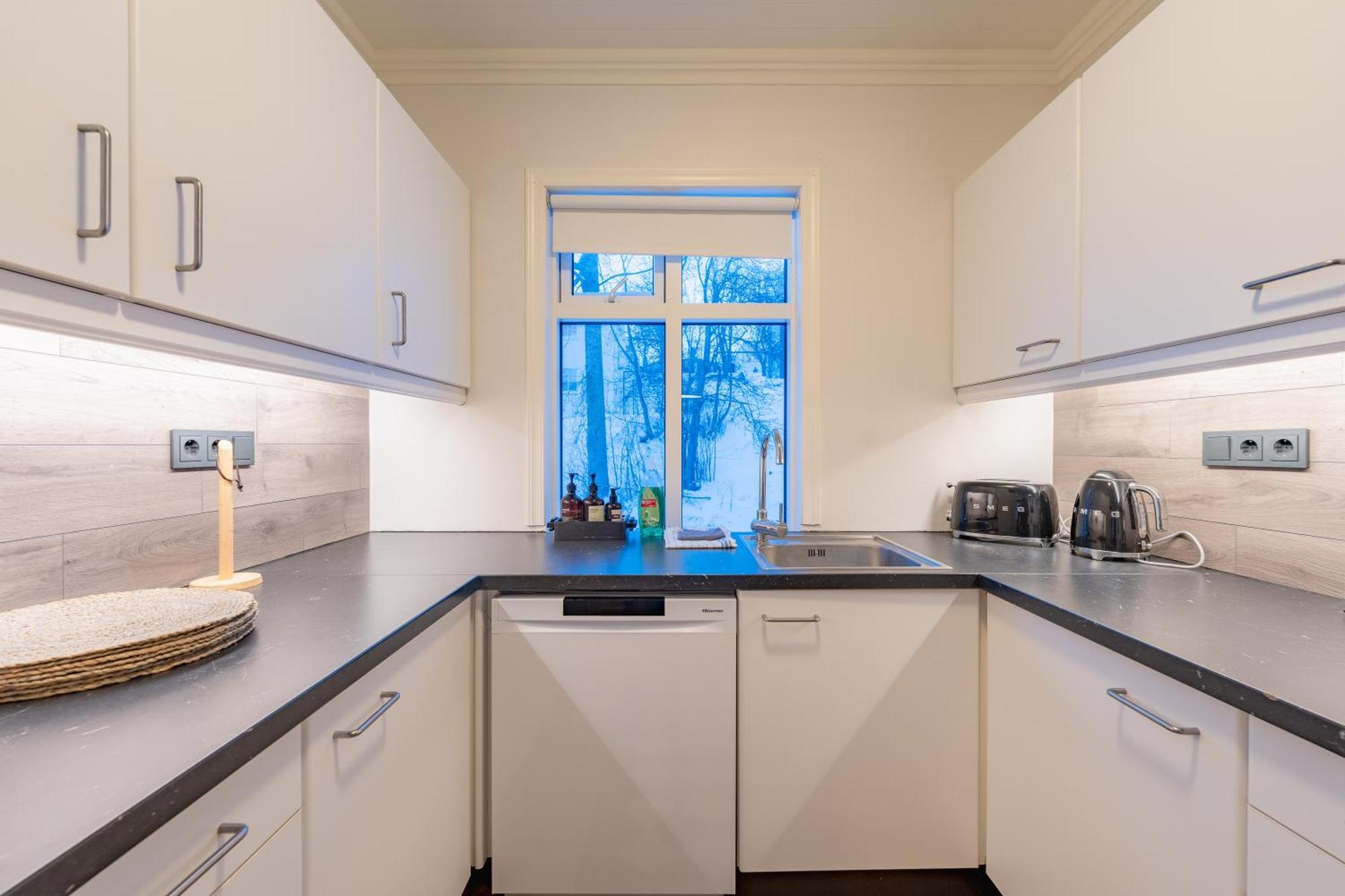 Day Dream Central Akureyri Three Bedroom Apt Exterior photo