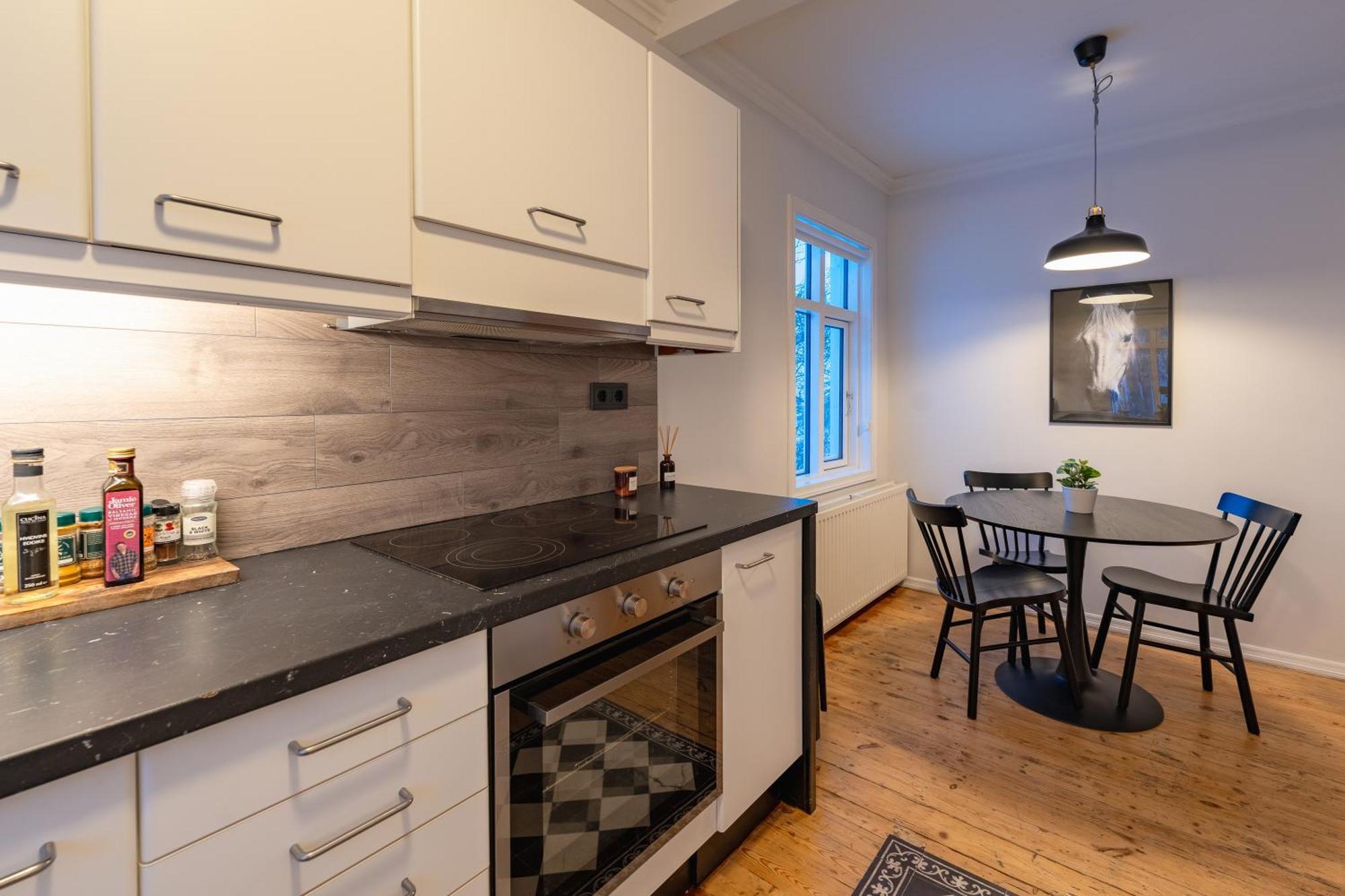 Day Dream Central Akureyri Three Bedroom Apt Exterior photo