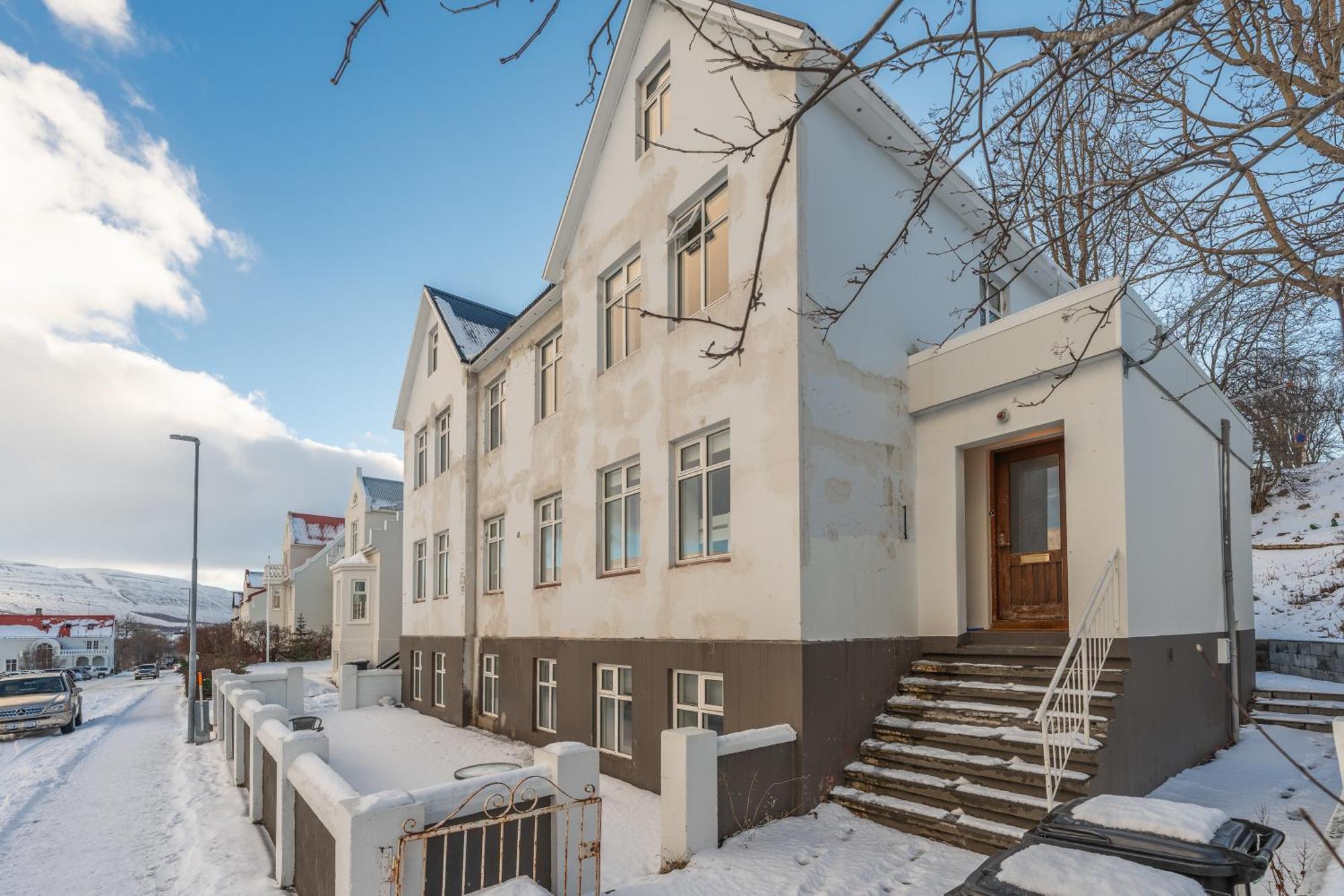 Day Dream Central Akureyri Three Bedroom Apt Exterior photo